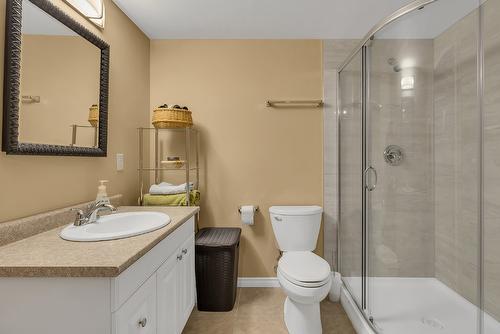 337 Rio Drive, Kelowna, BC - Indoor Photo Showing Bathroom