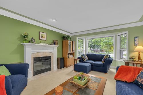 337 Rio Drive, Kelowna, BC - Indoor Photo Showing Living Room With Fireplace