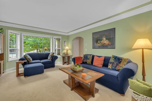 337 Rio Drive, Kelowna, BC - Indoor Photo Showing Living Room