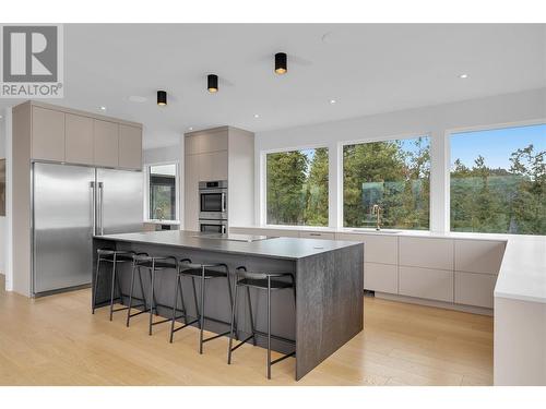 1190 Stoneypointe Court, Kelowna, BC - Indoor Photo Showing Kitchen With Stainless Steel Kitchen With Upgraded Kitchen