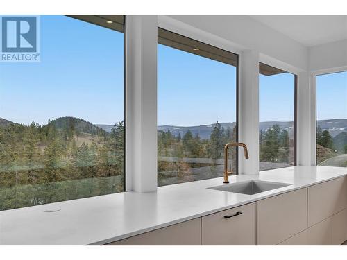 1190 Stoneypointe Court, Kelowna, BC - Indoor Photo Showing Kitchen