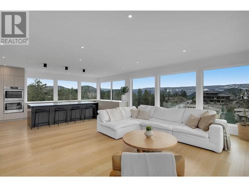 1190 Stoneypointe Court, Kelowna, BC - Indoor Photo Showing Living Room