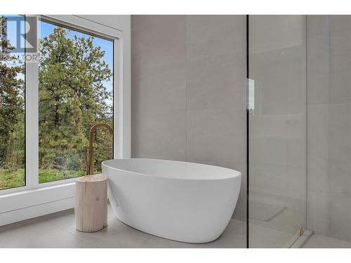 1190 Stoneypointe Court, Kelowna, BC - Indoor Photo Showing Bathroom