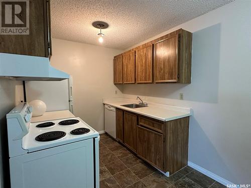 301 1832 Eaglesham Avenue, Weyburn, SK - Indoor Photo Showing Kitchen