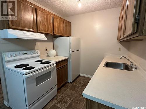 301 1832 Eaglesham Avenue, Weyburn, SK - Indoor Photo Showing Kitchen