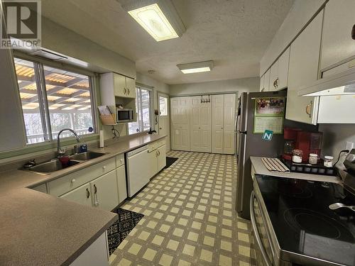 326 Allard Street, Quesnel, BC - Indoor Photo Showing Kitchen With Double Sink