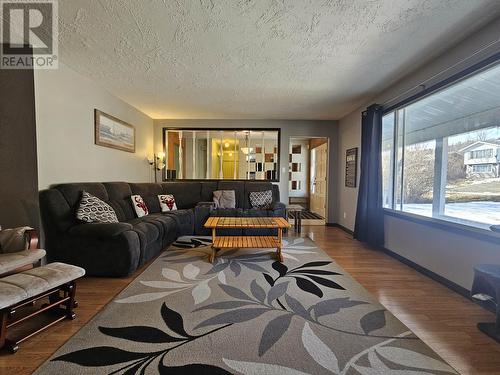 326 Allard Street, Quesnel, BC - Indoor Photo Showing Living Room