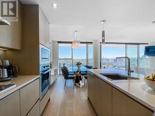 2618 89 Nelson Street, Vancouver, BC - Indoor Photo Showing Kitchen With Upgraded Kitchen