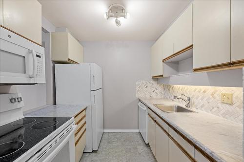 508-737 Leon Ave Avenue, Kelowna, BC - Indoor Photo Showing Kitchen