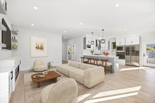 705 Mcclure Road, Kelowna, BC - Indoor Photo Showing Living Room