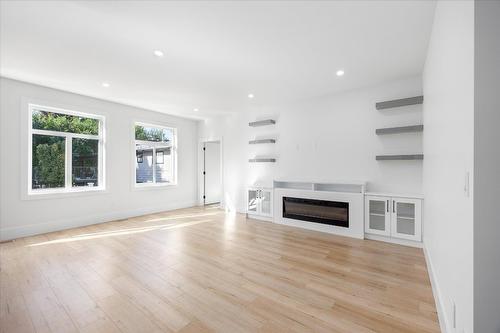 705 Mcclure Road, Kelowna, BC - Indoor Photo Showing Living Room With Fireplace