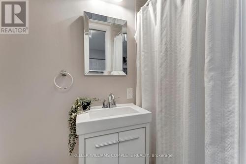 82 East 35Th Street, Hamilton, ON - Indoor Photo Showing Bathroom