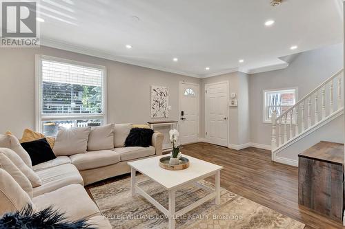 82 East 35Th Street, Hamilton, ON - Indoor Photo Showing Living Room