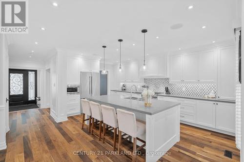 4 Lilley Court, Richmond Hill (North Richvale), ON - Indoor Photo Showing Kitchen With Upgraded Kitchen