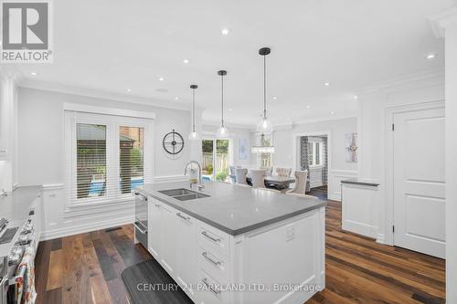 4 Lilley Court, Richmond Hill (North Richvale), ON - Indoor Photo Showing Kitchen With Double Sink With Upgraded Kitchen