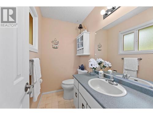 1184 Henderson Drive, Kelowna, BC - Indoor Photo Showing Bathroom