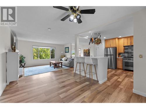 1184 Henderson Drive, Kelowna, BC - Indoor Photo Showing Kitchen