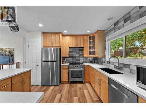 1184 Henderson Drive, Kelowna, BC - Indoor Photo Showing Kitchen