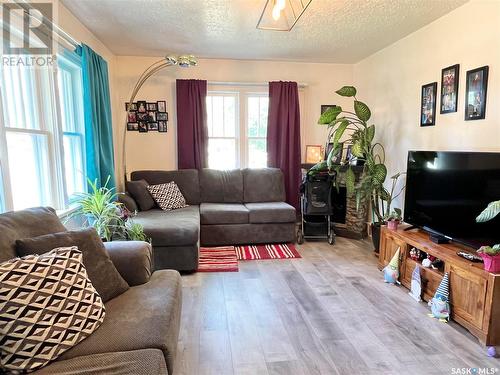 401 Kinistino Avenue W, Kinistino, SK - Indoor Photo Showing Living Room