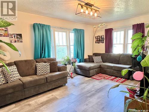 401 Kinistino Avenue W, Kinistino, SK - Indoor Photo Showing Living Room