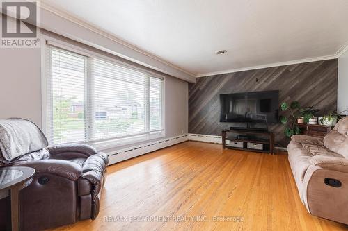 11 Ridge Point Drive, St. Catharines, ON - Indoor Photo Showing Living Room