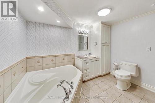 955 Coyston Drive, Oshawa, ON - Indoor Photo Showing Bathroom