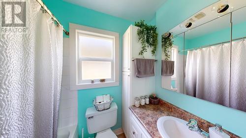 2250 Eighth  Avenue, Trail, BC - Indoor Photo Showing Bathroom