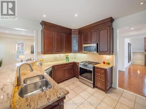 47 Hartwell Way, Aurora, ON - Indoor Photo Showing Kitchen With Double Sink With Upgraded Kitchen