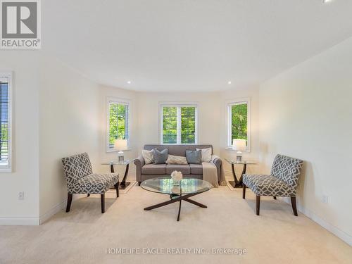 47 Hartwell Way, Aurora, ON - Indoor Photo Showing Living Room