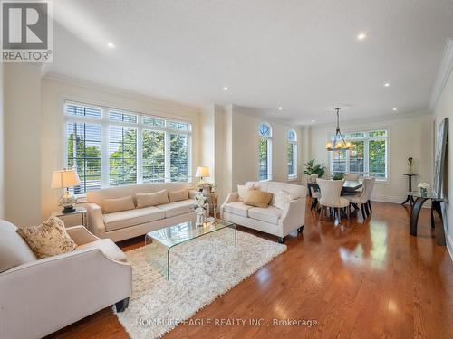 47 Hartwell Way, Aurora, ON - Indoor Photo Showing Living Room