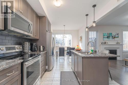 3094 Blackfriar Common, Oakville, ON - Indoor Photo Showing Kitchen With Upgraded Kitchen