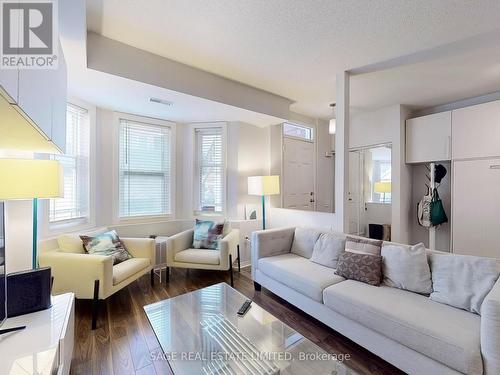 44 - 760 Lawrence Avenue W, Toronto (Yorkdale-Glen Park), ON - Indoor Photo Showing Living Room