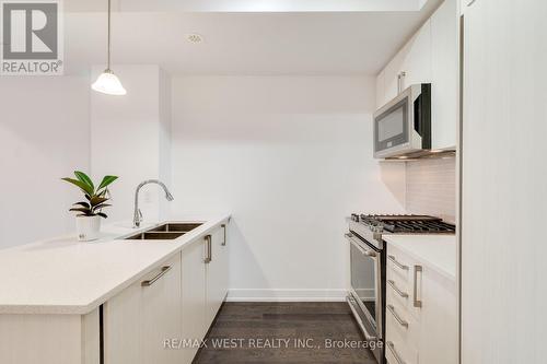 Th5 - 26 Ernest Avenue, Toronto (Dovercourt-Wallace Emerson-Junction), ON - Indoor Photo Showing Kitchen With Double Sink With Upgraded Kitchen