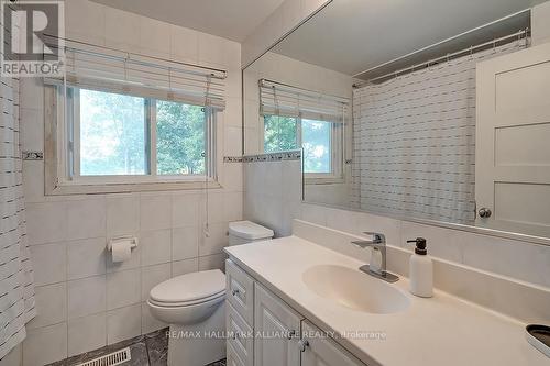 548 Swann Drive, Oakville, ON - Indoor Photo Showing Bathroom