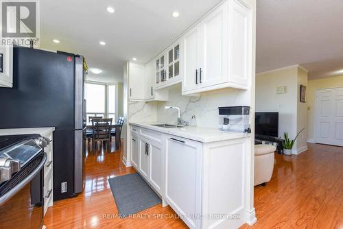 1010 - 20 Cherrytree Drive, Brampton (Fletcher'S Creek South), ON - Indoor Photo Showing Kitchen