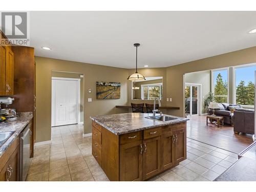 5889 Old Stagecoach Road, Kamloops, BC - Indoor Photo Showing Kitchen