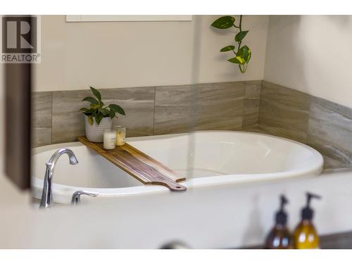 5889 Old Stagecoach Road, Kamloops, BC - Indoor Photo Showing Bathroom