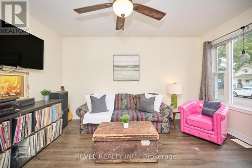 91 Bell Street, Port Colborne, ON - Indoor Photo Showing Living Room