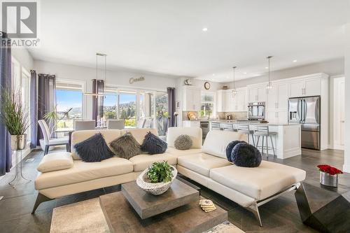 3223 King Road, West Kelowna, BC - Indoor Photo Showing Living Room