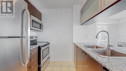 2510 - 275 Yorkland Road, Toronto (Henry Farm), ON - Indoor Photo Showing Kitchen With Double Sink With Upgraded Kitchen