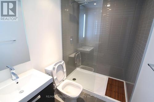 720 - 629 King Street W, Toronto (Waterfront Communities), ON - Indoor Photo Showing Bathroom