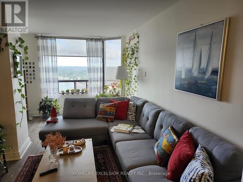 1402 - 7601 Bathurst Street, Vaughan, ON - Indoor Photo Showing Living Room