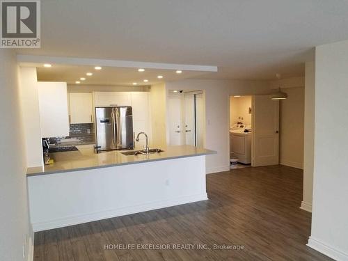 1402 - 7601 Bathurst Street, Vaughan, ON - Indoor Photo Showing Kitchen