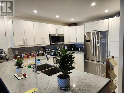 1402 - 7601 Bathurst Street, Vaughan, ON - Indoor Photo Showing Kitchen With Double Sink With Upgraded Kitchen