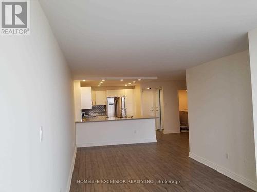 1402 - 7601 Bathurst Street, Vaughan, ON - Indoor Photo Showing Kitchen