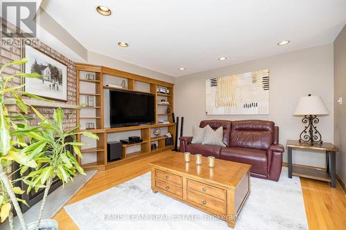 12 Lincoln Place, Markham, ON - Indoor Photo Showing Living Room