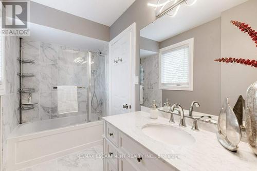 2182 Maplewood Drive, Burlington (Brant), ON - Indoor Photo Showing Bathroom