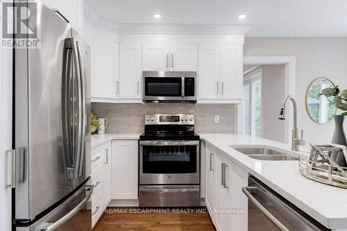 2182 Maplewood Drive, Burlington, ON - Indoor Photo Showing Kitchen With Double Sink With Upgraded Kitchen