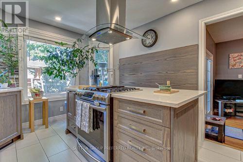 Gas range/convection oven - 100 Midale Crescent, London, ON - Indoor Photo Showing Kitchen