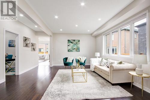 111 Petch Avenue, Caledon, ON - Indoor Photo Showing Living Room